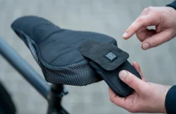Beheizbarer Sattelbezug, mit Li-Ion Akku, inkl. Ladekabel, rutschfeste Unterseite mit Kordelzug, Farbe: schwarz